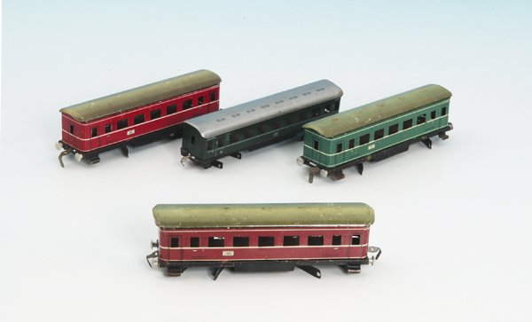 4 HWN D-Zug-Wagen, Spur H0: Blech, ohne Raeder, deutliche Gebrauchsspuren.