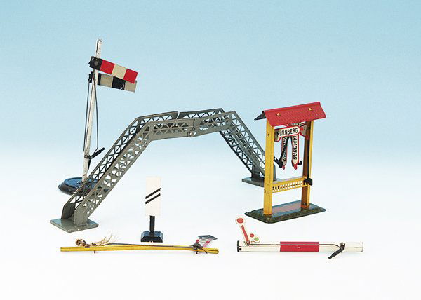 Konvolut Bahnzubehoer, verschiedene Hersteller: Kaufhausware, uebergangssteg, Fahrtrichtungsanzeiger, 3 Signale, 3 Hinweisschilder, Besichtigung erforderlich.