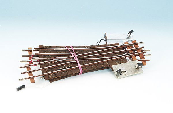 2 KEISER Weichen, Spur 0: Handweiche re., elektromagnetische Weiche li., passend zu MARKLIN Modellgleisen, guter Zustand.