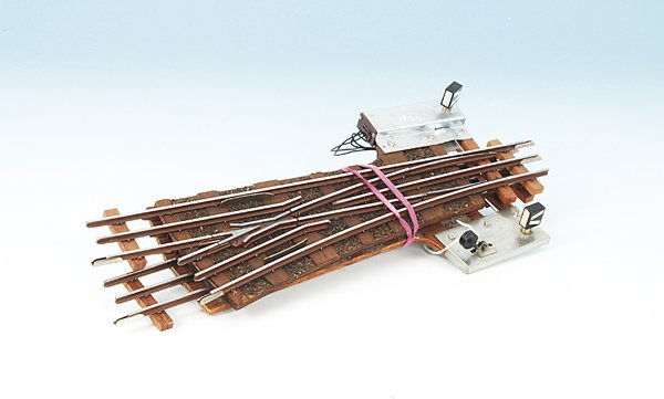 2 KEISER Weichen, Spur 0: Handweiche re., elektromagnetische Weiche li., passend zu MARKLIN Modellgleisen, guter Zustand.