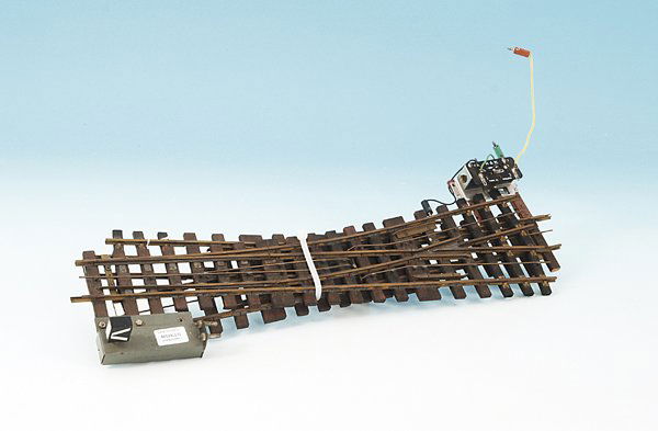 2 BUCO Schnellfahrweichen: Laenge 44 cm, Weichenwinkel 7,5 Grad, 1 x Originalantrieb, 1 x mit ersetztem Doppelspulenantrieb, Orig.-Zustand, Gebrauchsspuren.