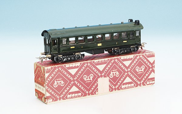 MARKLIN Personenwagen mit Schlusslicht 341 SBK: Blech, gruen, BK 4.0, offene Blechdrehgestelle, Beleuchtungseinsatz original und ohne Risse, 3 Farbscheiben fehlen, sonst sehr guter Orig.-Zustand, im Nachbaukarton.