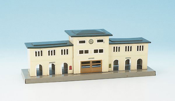 Blechbahnhof im MARKLIN-Stil: Grundplatte 34 x 10 cm, Gebaeude creme, Daecher gruen, guter Zustand, passt sicherlich perfekt auf eine MARKLIN Vorkriegsanlage, da MARKLIN ein Bahnhof in dieser Groeße nicht hergestellt hat.