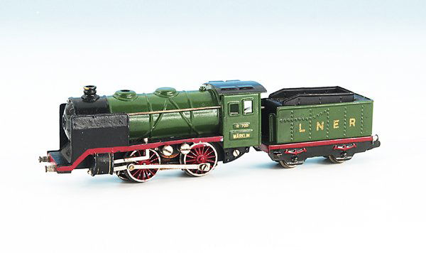 MARKLIN engl. Dampflok R 700 LNER: gruen, Rahmen ohne Verstaerkung, KK 1, Lack unter der UV-Lampe geprueft: Die Lok ist echt! Windleitblech fachmaennisch repariert, sonst sehr guter Orig.-Zustand.