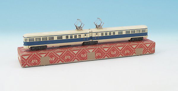 MARKLIN Doppeltriebwagen DT 800, blau/creme: Guss, blau/creme neu lackiert, sehr guter Zustand, im Nachbau-Karton. Anmerkung: DT in dieser Farbgebung hat es tatsaechlich gegeben, allerdings sind diese heutzutage selten anzutreffen. Es werden Lie