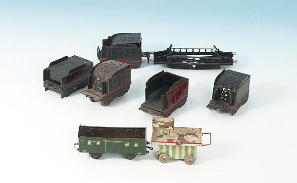 Konvolut Einzelteile: 5 Tender, 1 KIBRI Restaurationswagen, 1 Wagen-, 1 Lokchassis, alle mit deutlichen Gebrauchsspuren.