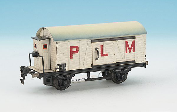 MARKLIN gedeckter Gueterwagen 1793/0 PLM: 18,5 cm, weiß handlackiert, Dach neu lackiert, Kasten in gutem Orig.-Zustand, Besichtigung erforderlich.