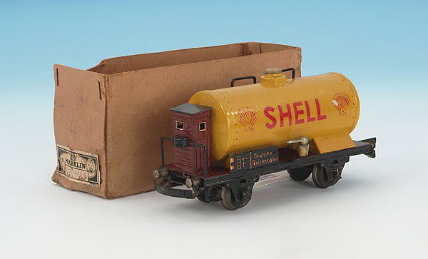 MARKLIN Kesselwagen 1774/0 "K SHELL": Blech, 18,5 cm, werkseitig mit Automatik-Kupplung ausgestattet, Lack rissig, einige farbliche Ausbesserungen, im beschaedigten OKT-Unterteil. english Description: 7.3 inches, automatic couplings, croc