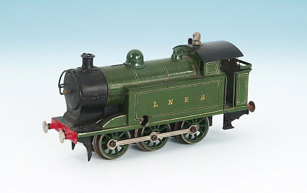 MARKLIN engl. Tenderlok TM 1030: C, 22,5 cm, gruen/schwarz handlackiert, Uhrwerkantrieb, Beilackierung auf der rechten Wasserkastenseite, ansonsten guter Orig.-Zustand, leichte Gebrauchsspuren. english Description: Clockwork driven,