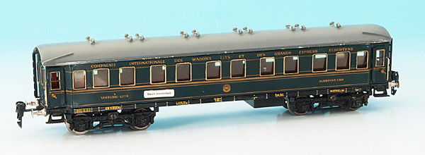 MARKLIN int. Schlafwagen 1943/0 J: 40 cm, blau lithogr., Dach grau handlackiert, Zuglaufschilder ersetzt, ansonsten guter Orig.-Zustand, winzige Gebrauchsspuren, einseitig minimaler Lackschaden ausgetupft, Zustandsnote: 1 minusenglish