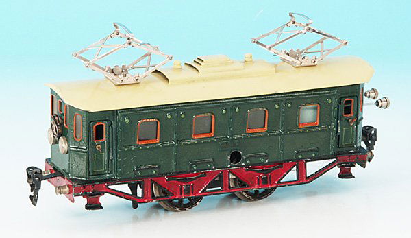 MARKLIN Uhrwerk E-Lok RS 1020: B, 25 cm, gruen/rot handlackiert, Dach creme neu lackiert, elektrische Stirnlampen zusaetzlich eingebaut, reguliertes Uhrwerk, Lokgehaeuse krakeliert.english Description: roof repainted, housing croco