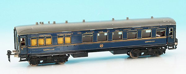 MARKLIN int. Schlafwagen 1942/0 J: 40 cm, blau lithogr., Dach grau handlackiert. Nachkriegsausfuehrung ohne Chassisbeschriftung. Entgegen der Serienausfuehrung ist die Bezeichnung Sleeping-Car handgestempelt, m.E. wurde dies im Werk ge