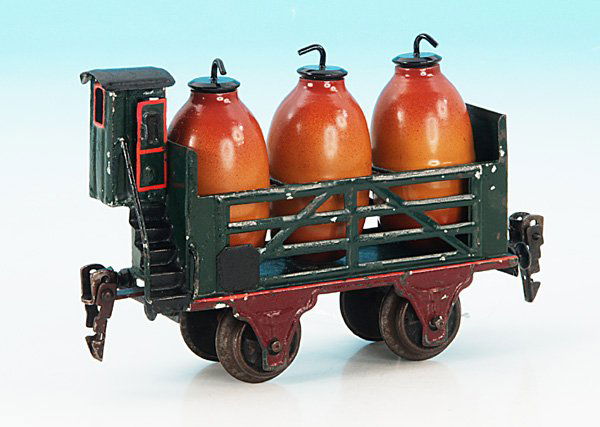 MARKLIN uralt Saeurewagen 1913/0: 13,5 cm, gruen/braun handlackiert, beladen mit 3 Replika Saeurebehaeltern, Blechspeichenraeder, insgesamt guter Zustand.english Description: acid barrels replaced, otherwise C 8