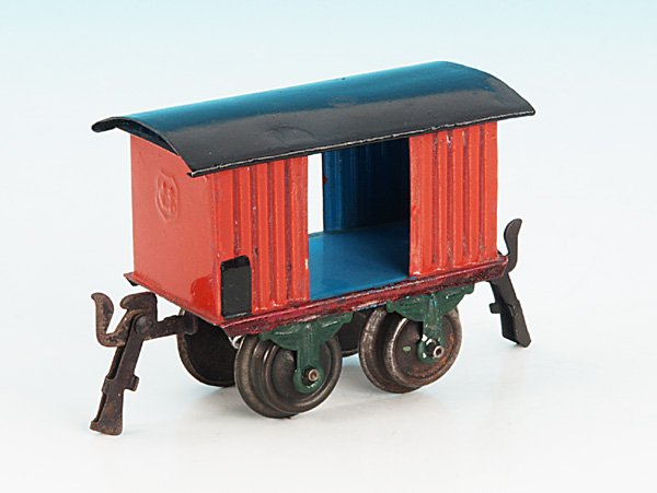 MARKLIN uralt gedeckter Gueterwagen 1803/0: 8 cm, eine Hakenkupplung ersetzt, braun, Dach schwarz handlackiert, Wagenkasten gut erhalten, deutliche Lackschaeden am Dach.english Description: one coupling replaced, housing excellent, paint damage