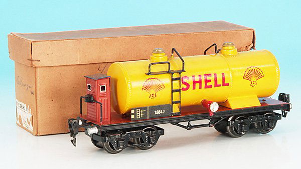 MARKLIN Kesselwagen 1854/0 Shell: 24,5 cm, Blech, gelb handlackiert, kleine Beule, sonst guter Orig.-Zustand, im OKT mit beschaedigtem Etikett.english Description: small bump, otherwise C 8, in box with damaged label