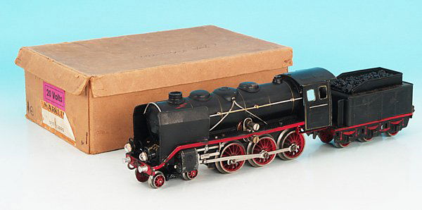 MARKLIN Dampflok GR 70/12920: 2'C mit 3 achs. Tender, handlackiert, große Windleitbleche, Beschriftung abgegriffen, Cellonscheiben fehlen, einige Gebrauchsspuren, im OKT mit beschaedigtem Etikett.english Description: windows miss