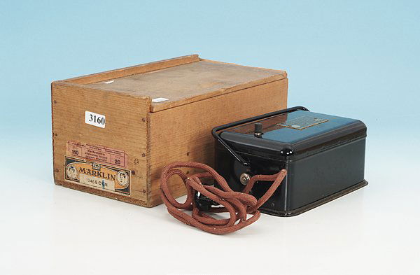 großer MARKLIN Bahntrafo 13465 C: Primaer 110 Volt, Sekundaer 75 VA bei 23 Volt, guter Orig,.-Zustand, in original Holzkiste.