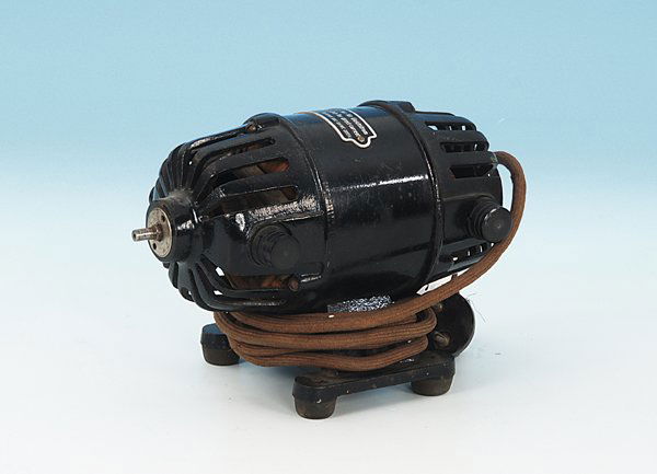 MARKLIN Umformer 13477 C: Primaer 220 Volt, Sekundaer 20 Volt, 3 Amp. Gussgehaeuse, guter Orig.-Zustand, leichte Gebrauchsspuren.