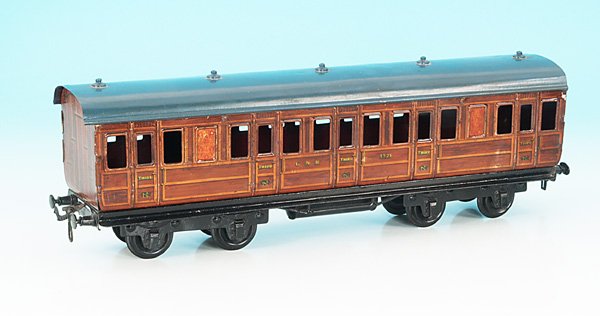 CARETTE engl. D-Zug-Wagen: 41,5 cm, braun lithogr., Dach blau handlackiert, farblos ueberlackiert, Gebrauchsspuren. english Description: