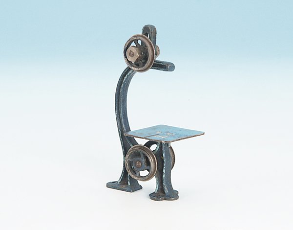 MARKLIN Betriebsmodell "Bandsaege": Hoehe 13,5 cm, Guss, Saegeblatt fehlt, Gebrauchsspuren.