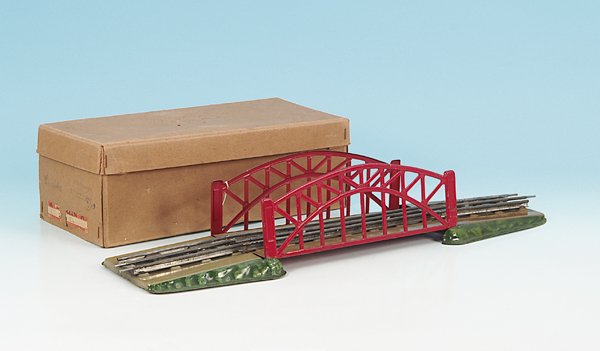 MARKLIN Bruecke 2500 EL: Blech, fuer elektrischen Betrieb, rot handlackiert, ein Seitenteil leicht abgaengig, sonst guter Orig.-Zustand, im OKT mit beschaedigtem Etikett.