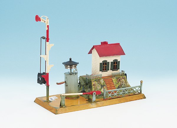 uralt Bahnuebergang mit Laeutewerk: ueberwiegend neu lackiert, sehr dekorativ!