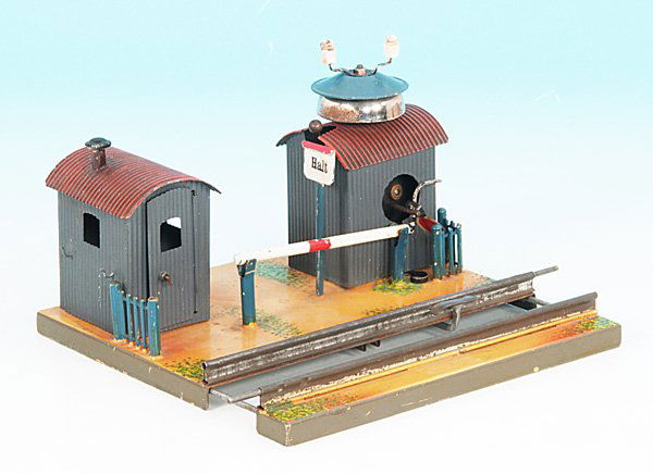 MARKLIN Bahnuebergang 2183: Laenge 19,5 cm, komplett mit beiden Wellblech-Waerterhaeusern, Schranke sowie Haltschild, guter Orig.-Zustand.