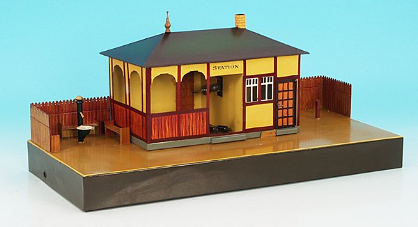 MARKLIN Bahnhof 2030/1: 48 x 22 cm, gelb, Dach gruen, es fehlt das Toilettenhaus, das Dach ist neu lackiert, ansonsten guter Orig.-Zustand.
