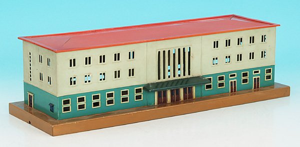 MARKLIN Bahnhof 2014, Prototyp: 52 x 17 x 15 cm, Fenster einzeln eingeloetet, Dach ebenfalls handgeloetet, sehr selten, guter Orig.-Zustand.