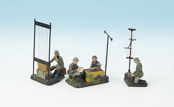 Gruppe Militaerfiguren Nachrichtentrupp: 2 ELASTOLIN Funker an Blech-Morsegeraet, LINEOL Funker an Rahmenantenne, LINEOL Vermittlungsstelle mit einem Soldaten, guter Zustand.