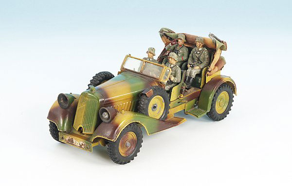 LINEOL Kuebelwagen: 24,5 cm, Mimikry handlackiert, mit elektrischer Beleuchtung, Uhrwerkantrieb, besetzt mit 4 Soldaten, Gewehrstaender, guter Orig.-Zustand, leichte Gebrauchsspuren.