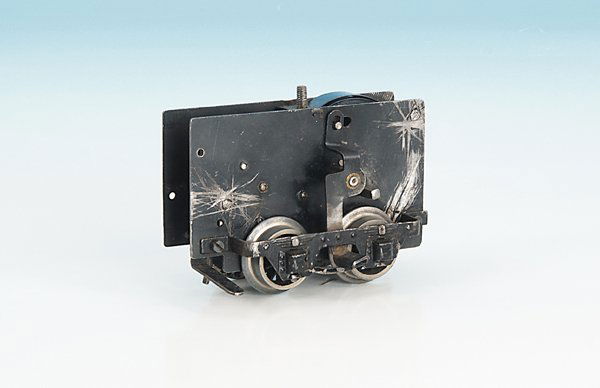 MARKLIN Uhrwerkmotor fuer Triebwagen RP 930: Roter Pfeil, 9,5 cm, guter Zustand, Gebrauchsspuren.