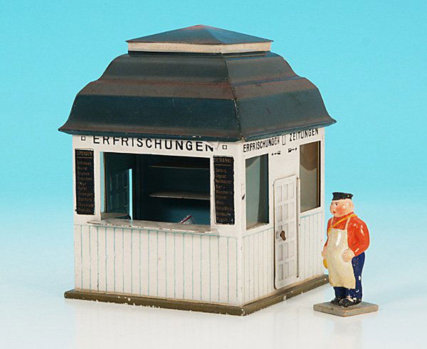MARKLIN Zeitungs-/Erfrischungskiosk 2619 G: 13 x 13 cm, weiß, Dach gruen handlackiert, Mittelwand vorhanden, als Zubehoer: Tragantteile sowie ein dicker KIBRI Verkaeufer, mit Innenebeleuchtung, Seitenfenster mit original Cellonscheiben, guter