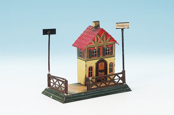 MARKLIN uralt Bahnwaerterhaus 2154: 17 x 10 cm, Ein- und Ausgangsschilder ersetzt, Lackschaeden, Gebrauchsspuren.