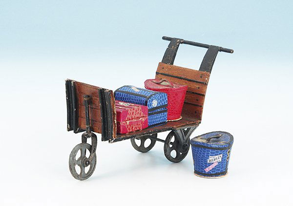 MARKLIN Gepaeckkarren: beladen mit 4 original uralt Gepaeckstuecken, guter Orig.-Zustand, leichte Gebrauchsspuren. Der Karren ist simpel, die Gepaeckstuecke gesuchte Sammlerobjekte.
