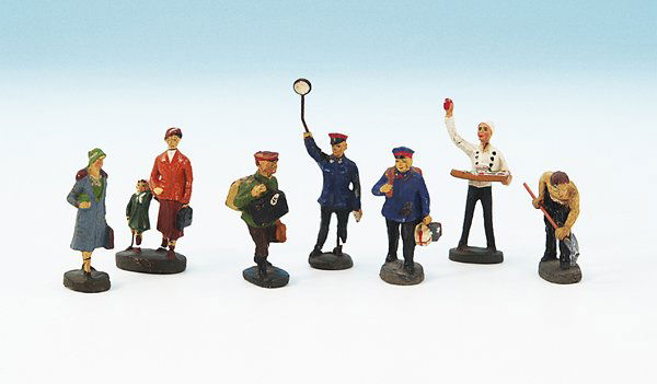 Konvolut ELASTOLIN Figuren: 2 Gepaecktraeger, Frau mit Kind, Aufsichtsbeamter, Gleisarbeiter, Erfrischungsverkaeufer, teils gut, teils mit deutlichen Gebrauchsspuren, Besichtigung erforderlich.