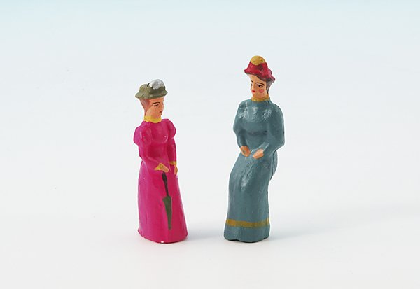 2 Replika Figuren aus Masse, stehend, Spur 1 und: 2 Damen, guter Zustand.