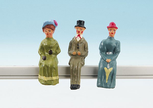 3 Replika Sitzfiguren, aus Masse, Spur 1 und groe: 2 Damen, 1 Herr, guter Zustand.