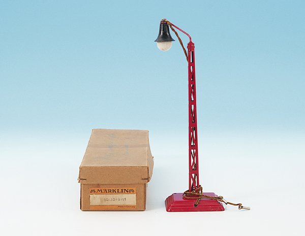 MARKLIN Bogenlampe 13452/1: einarmig, rot, geringe Lackfehler, insgesamt guter Orig.-Zustand, im OKT.