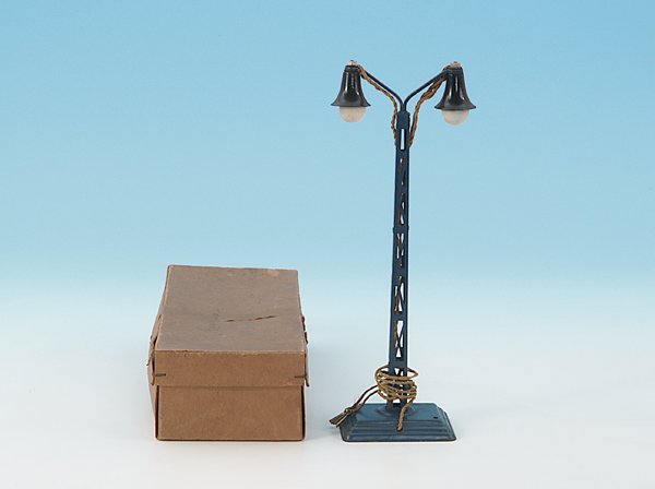 MARKLIN Bogenlampe 13452/2: Blech, blau, guter Orig.-Zustand, im OKT.