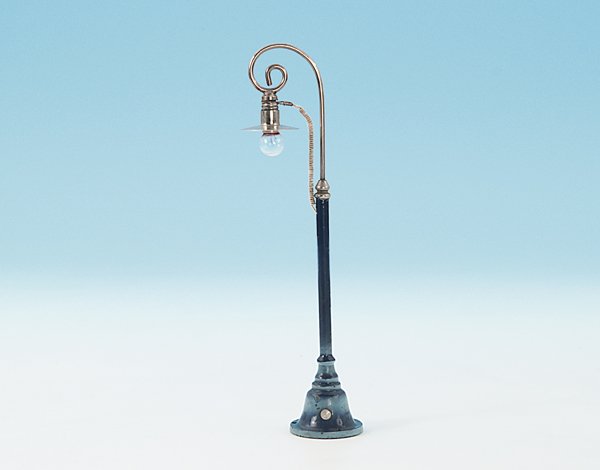 MARKLIN Bogenlampe 3549: Hoehe 23 cm, vernickelter Lampenschirm, Mast und Sockel blau handlackiert, guter Orig.-Zustand.