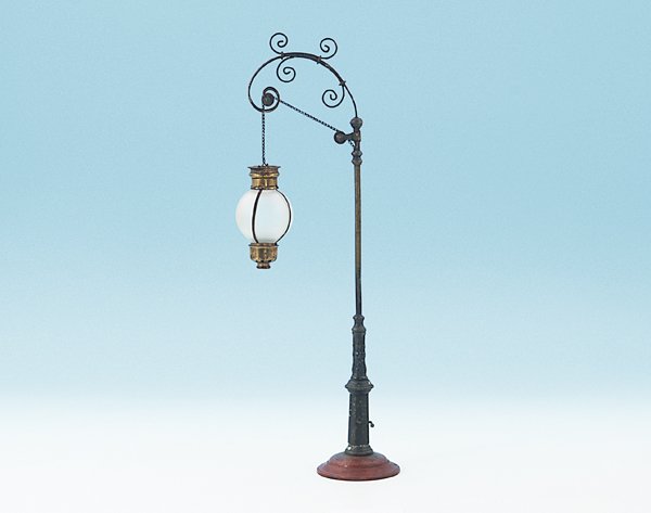 MARKLIN Kadelaberlampe 2050: Hoehe 43,5 cm, mit Glaskandelaber fuer Kerzenbeleuchtung, Sockel braun, Mast blau handlackiert, mit Kettenaufzug, Kerzeneinsatz fehlt, ansonsten guter Orig.-Zustand.