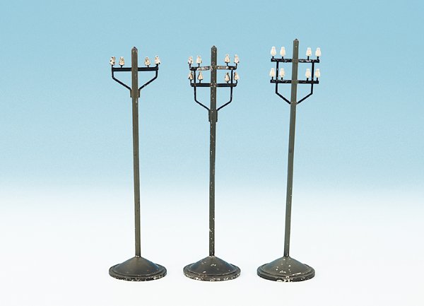 3 MARKLIN Telegraphenmasten: Hoehe 25 cm, 2 Stueck mit 8 und 1 x mit 4 Isolatoren, Gebrauchsspuren.