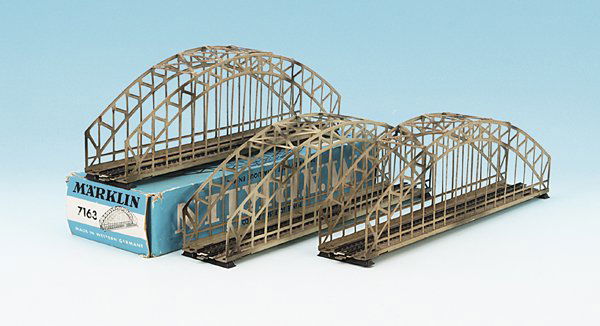 4 MÄRKLIN Gitterbogenbrücken 7163: 3 x mit durchgehendem Mittelleiter, 1 x mit Punktkontakten, Alterungs- und Gebrauchsspuren.