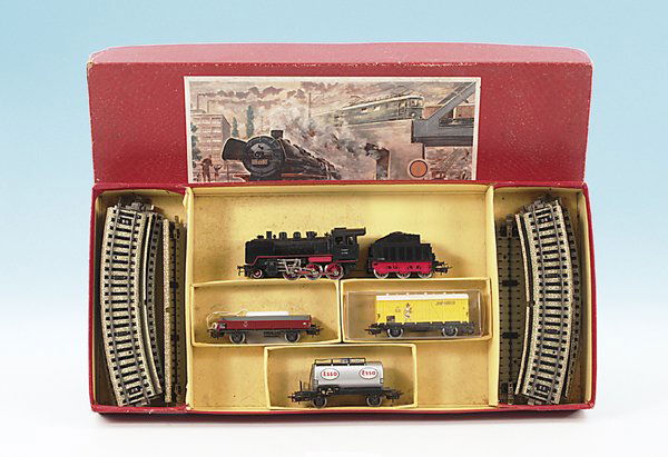 MÄRKLIN Zugpackung 3203: Inhalt: Dampflok 3003.3, 3 Güterwagen sowie Gleismaterial, durchschnittliche Alterungs- und Gebrauchsspuren.