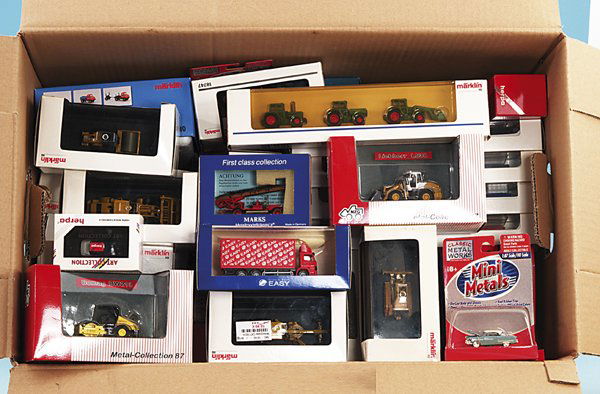 Konvolut MÄRKLIN u. a. Autos: neuwertig, in OKTs mit Lagerspuren.