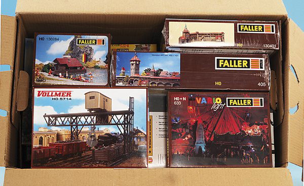Konvolut FALLER-Bausätze: neuwertig, in OKTs mit Lagerspuren.