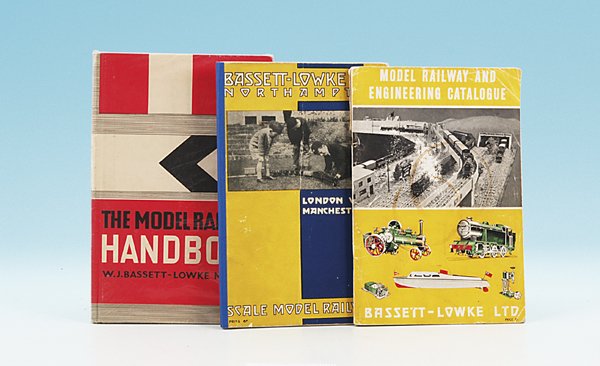2 Kataloge, 1 Buch: 1 x The Model Railway Handbook, 1 x Model Railway and Engineering Catalogue, 1 x Bassett-Lowke Ltd. Scale Model Railways, Texte in Englisch, gebraucht.