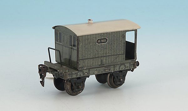 MÄRKLIN engl. Werkstattwagen gez. 7805: 12,5 cm, grau lithogr., Dach weiß n e u l a c k i e r t, ansonsten Orig.-Zustand, Gebrauchs- und Alterungsspuren, Zustandsnote: 2 english Description: Roof repainted, otherwise C 7/8