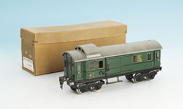 MÄRKLIN Packwagen 1754/0: 24,5 cm, grün, Dach grau, massive Räder, Orig.-Zustand, leichte Gebrauchsspuren, im nicht zugehörigen OKT.